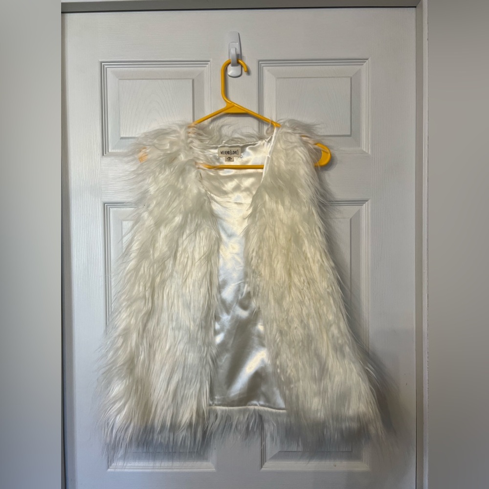 Weekend Love White faux fur vest size small